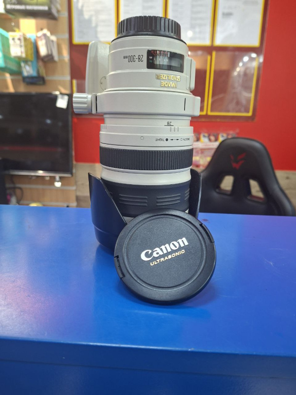 Объектив Canon EF 28–300mm f/3.5–5.6L
