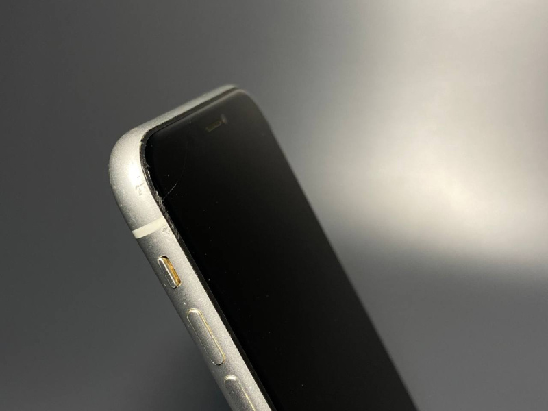 Мобильный телефон Apple iPhone XR