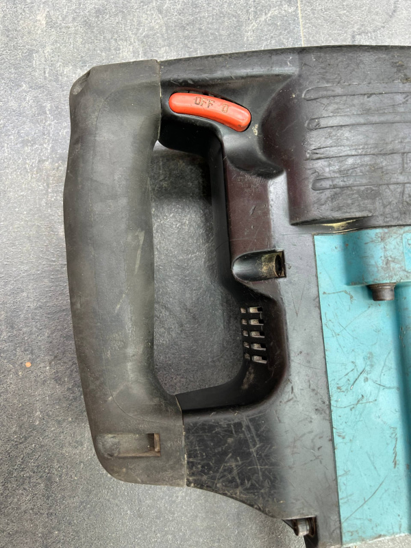 Отбойный молоток Makita hm1202c
