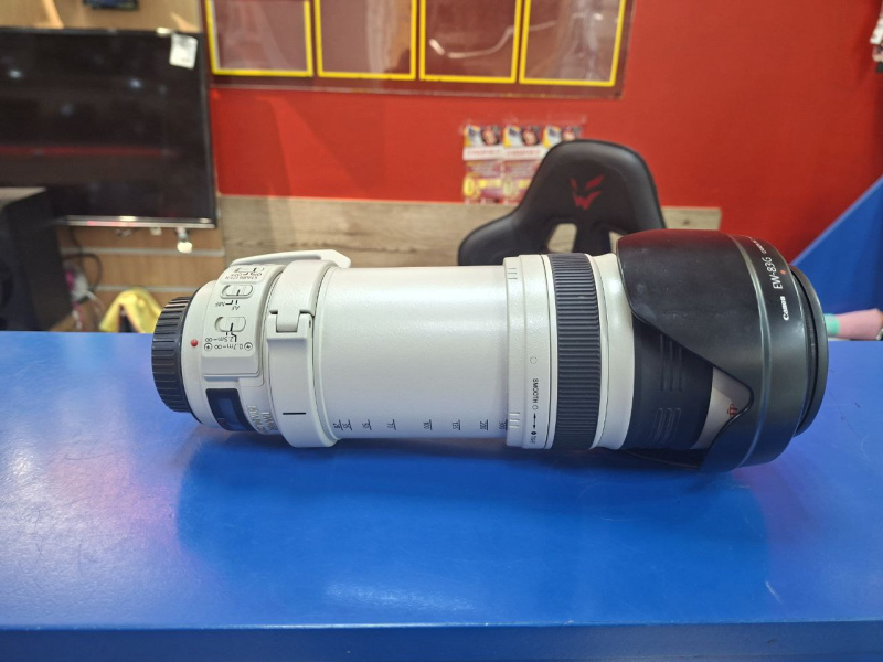 Объектив Canon EF 28–300mm f/3.5–5.6L