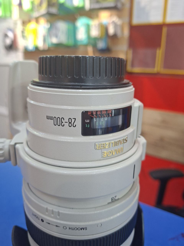 Объектив Canon EF 28–300mm f/3.5–5.6L