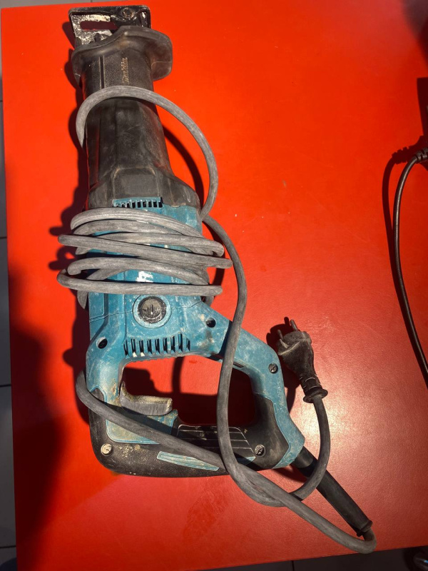 Сабельная пила Makita JR3051T