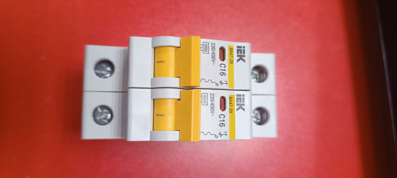 Стабилизатор напряжения Автоматический выключатель 2шт IEK ba47-29