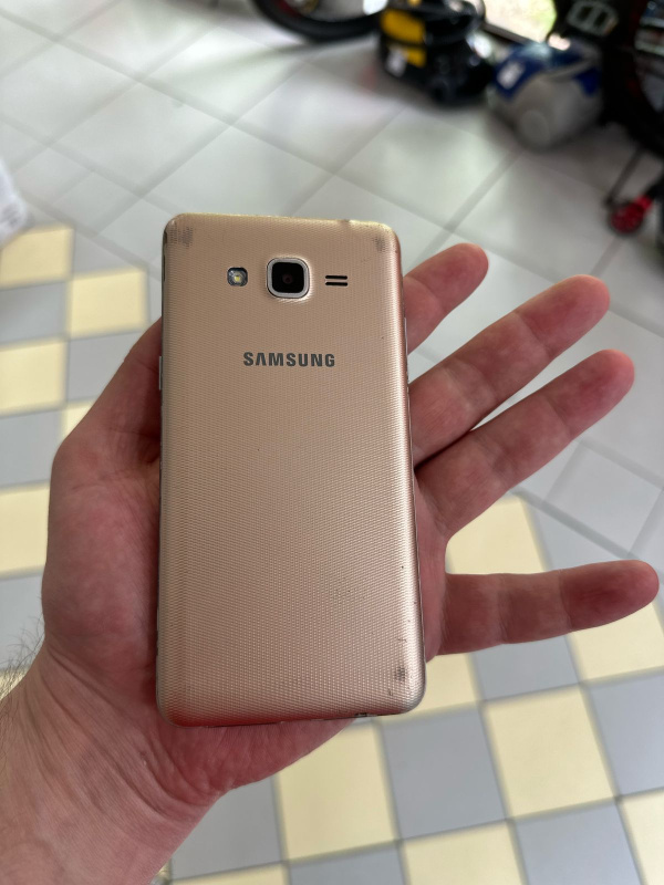 Мобильный телефон Samsung Galaxy J2