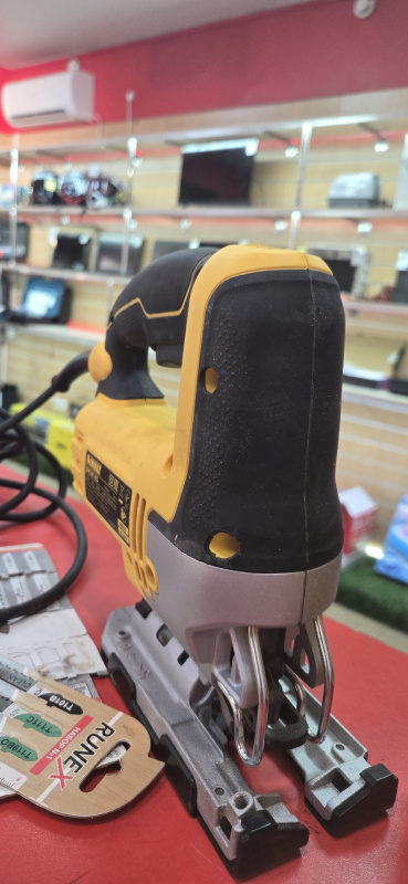 Электролобзик Dewalt DW349-KS
