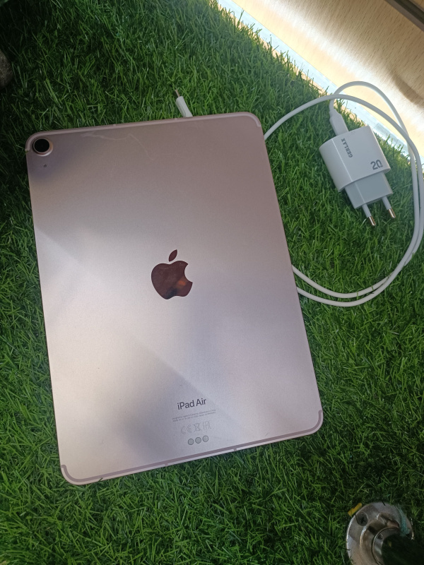 Планшет Apple iPad Air (5-го поколения) (2022)