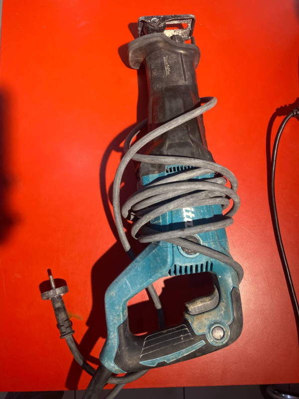 Сабельная пила Makita JR3051T