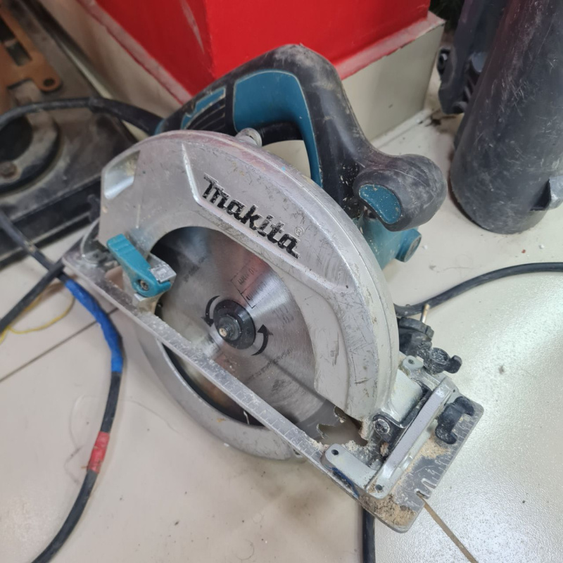 Циркулярная пила Makita 1